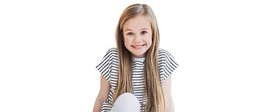 Usmívající se chlapec ukazující zuby.